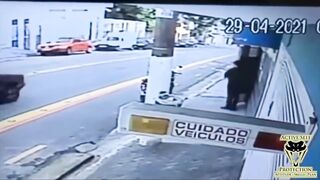 2 robbers get fucked by armed citizen