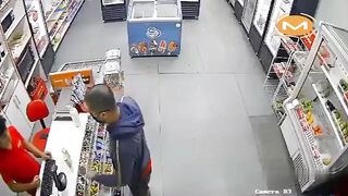 Man attempts to rob a Kung Fu clerk without a weapon in Para