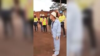 Chinese dude beaten for abusing staff in Africa