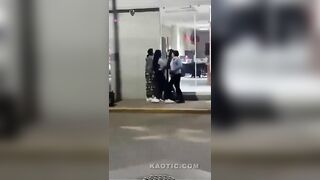 Four Girls Get Into A Fight Over Stalen Wallet In Mexico