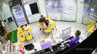 Car invades ice cream shop in Aparecida /SP