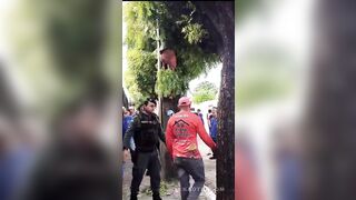 Thief Takes Some Good Beating In Front Of The Police