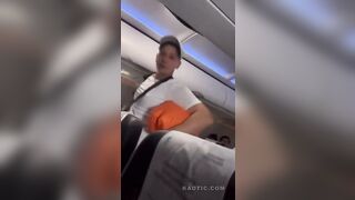 Dumbass Airline Passenger Picks Fight With Boxer, Gets Wrecked