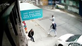 Man Violently Robbed By Two Criminals In Mexico