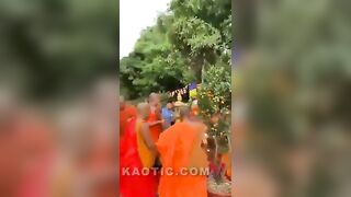 Several monks used chairs to fight in Dong Nai field ​