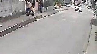 Sicarios Finish Off A Man Outside His Home In Ecuador