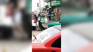 Stolen Car Driver Gets Into A Fight With 2 Police Officers, Ecdapes