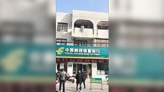 Helmet man tried to save this Chinese suicider(repost)