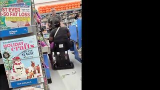 Walmart is Racist ! Shoplifting Woman Gets Into A Fight With Police Officer