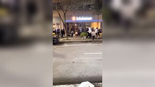 Store is looted in Philly