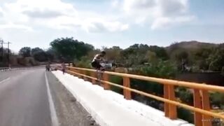 Suicide Saturday: Guy jumps from a bridge in Costa Rica(Aftermath included.repost)