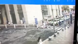 China: A taxi hit two people at the entrance of the hospital and then escaped