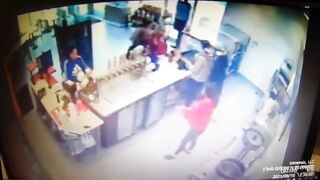 Ohio Dunkin’ Donuts employee assaulting customer