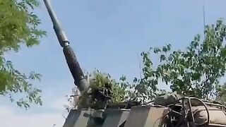 Bri'ish Artillery Blows Tourist's BMP Mind
