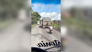 They Steal From Moving Truck In Colombia