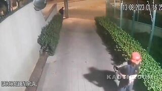 Dude Pulls Samurai Sword to Chase Bike Thieves