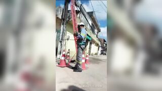 Mad Girl Assaults Electric Company Worker Who Came To Cut Wires