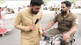 Drunk Cop Assaults Reporter In Pakistan