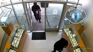 California: Masked robbers smash their way through Irvine jewelry store