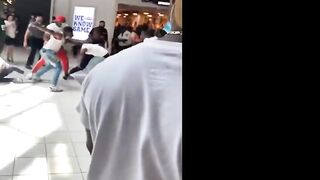 fighting at the mall! in da hood version(repost)