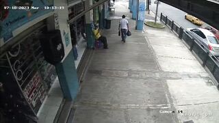 Shopping Men Robbed By Armed Thugs In Ecuador