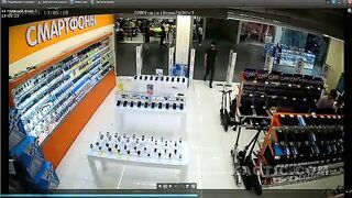 Robbery migrant shopping after