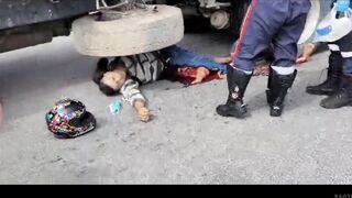 Brazilian biker got under the wheel of a truck