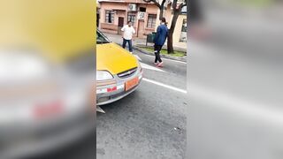 Motorcyclist Fights With Driver In Road Rage Incident In Guayaquil
