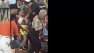 Shorty Loses Bra During Street Fight In Brazil