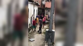 Rio: people detain a man accused of committing crimes