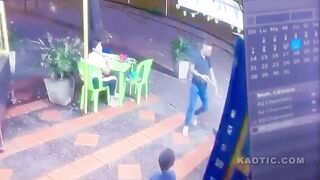 Brave Colombian Woman VS Armed Robber