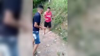 Man takes a beating and gives his cell phone(repost)