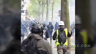 Paris Protest Police In A Pickle