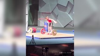 Turkish Female Weightlifter Loses Consciousness at Event