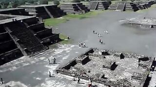 Man slips and falls from pyramid)repost)