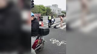 Man Strips Naked In Front Of Traffic Cops