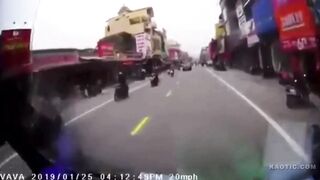 Biker gets brains scrambled, failed to hear most annoying horn in existence(repost)