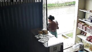 Thug With A Huge Kitchen Knife Robs A Vendor In Brazil