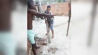 Favela Thief Gets Hands Almost Broken