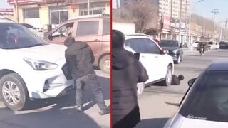 Deranged man tries to prevent driver from driving off but ends up getting crushed - China