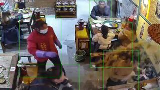 Disrespectful customer gets a wok of hot oil thrown in her face - China