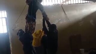 Prison guard is hanged by masked men - Ecuador