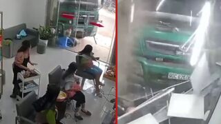 Truck crashes into a hair salon, killing one, injuring three - Vietnam