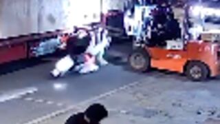 Three people get clotheslined by a forklift - China