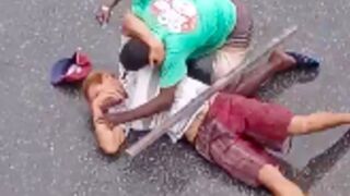 Off duty officer witnesses man brutally beat another during road rage incident - Brazil