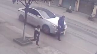 Man was struck by a vehicle while walking with his son - China