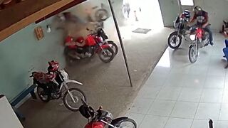 Biker crashes into motorcycle taxi stop and injures worker - Brazil