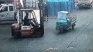 Auto rickshaw driver was clotheslined hard by a forklift - China
