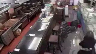 Man shot in the back of the head for refusing to hand over possessions during robbery - Manhattan, New York