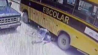 Cyclist is crushed underneath school bus after losing balance - Brazil